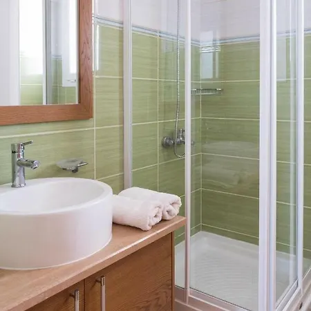 Mercury Penthouse & Spa Tub Apartment *
